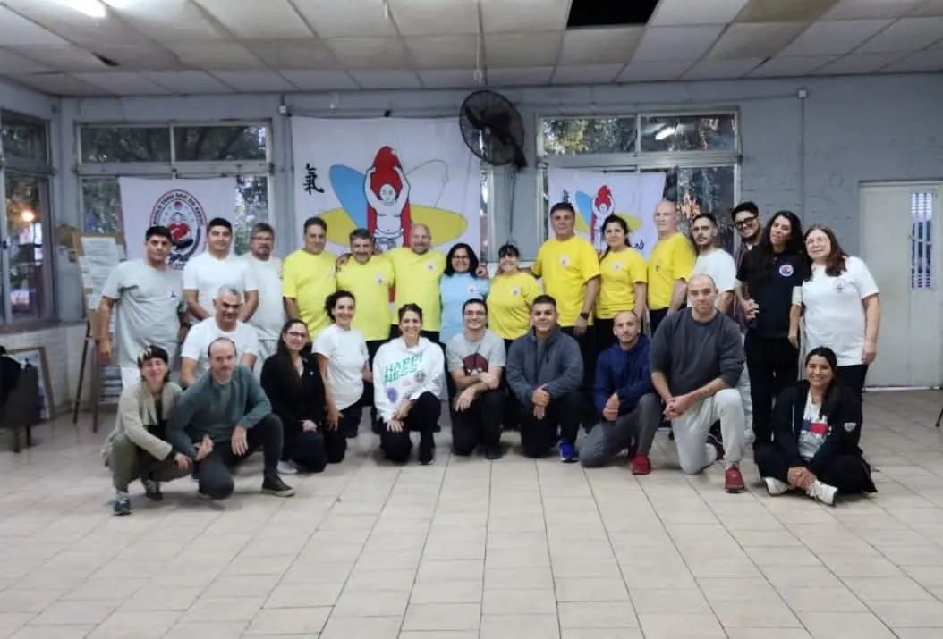 Grupo de participantes reunidos para una foto