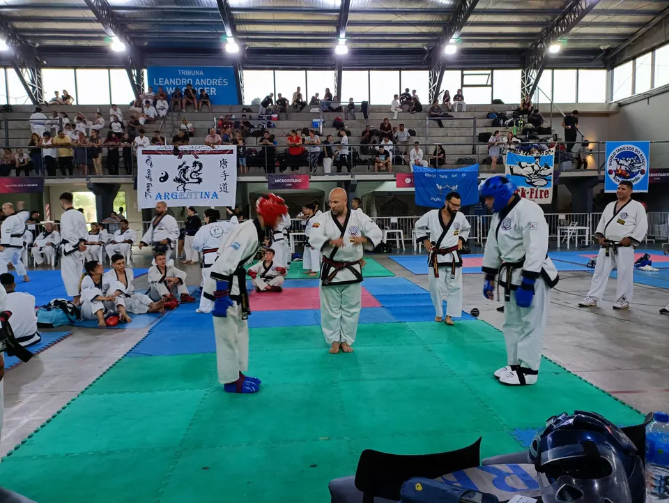 Demostración de Tang Soo Do en un gimnasio con público