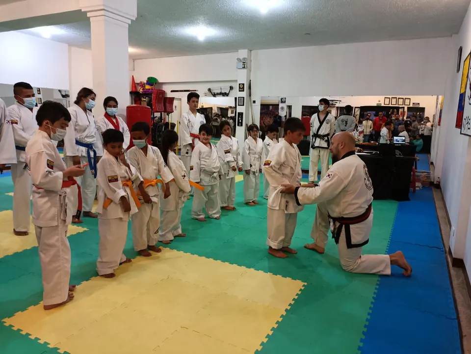 Estudiantes alineados durante una ceremonia en el dojang