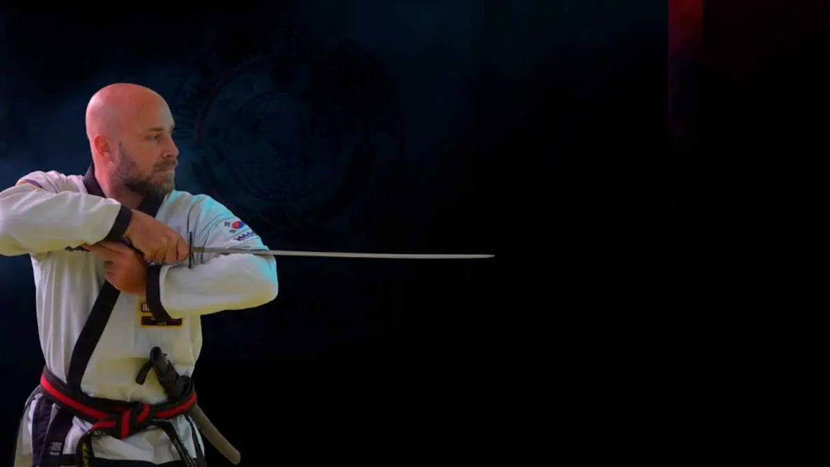Maestro Sebastián Bonelli en una práctica de armas