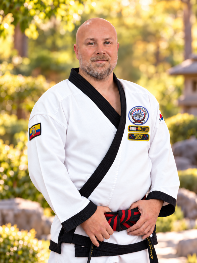 Maestro Sebastián Bonelli en un jardín japonés, con uniforme blanco y cinturón rojo y negro